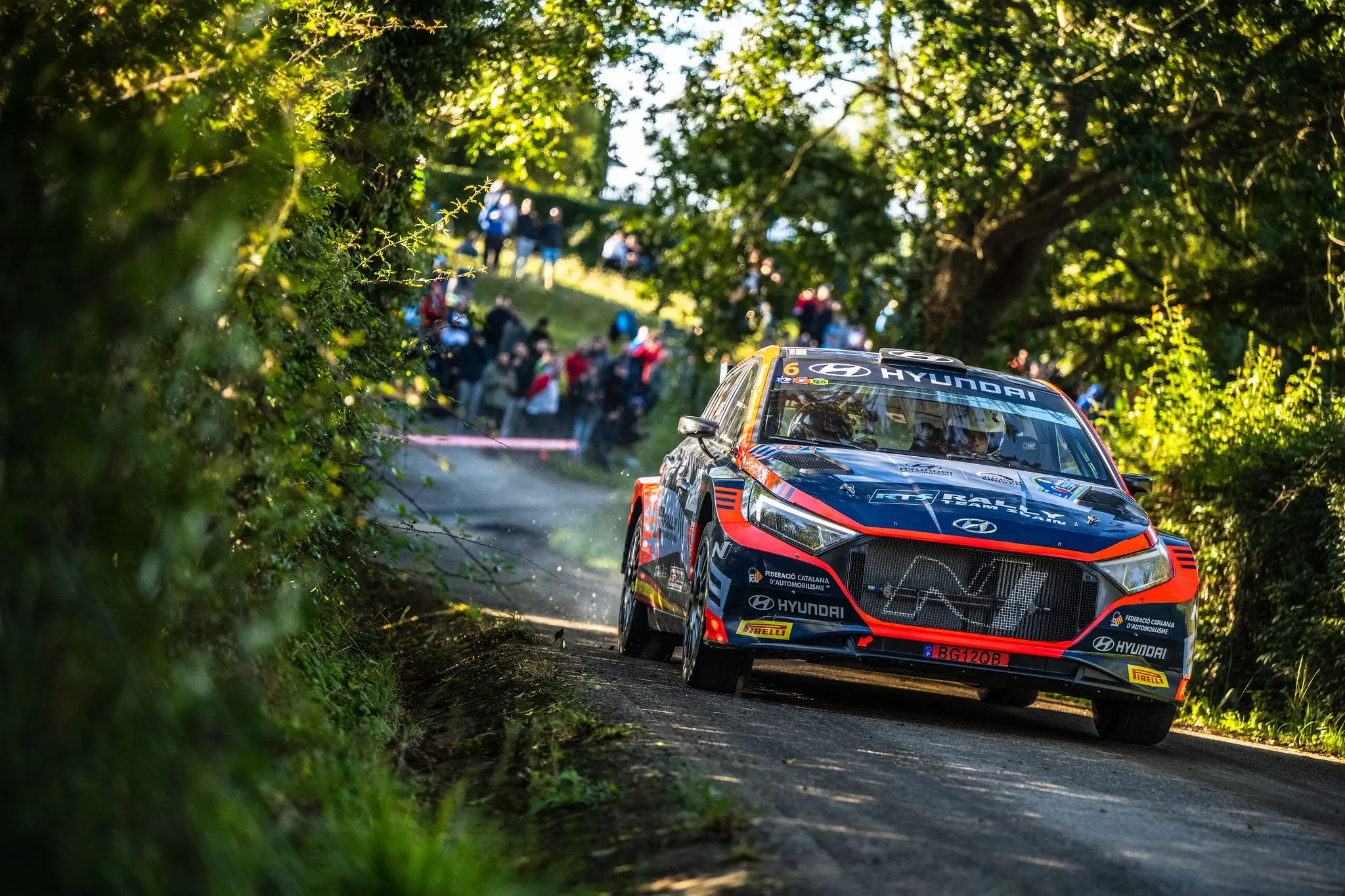 Hyundai i20 N Rally2 no pódio do Rali Princesa das Astúrias no Super-Campeonato de Espanha de Ralis